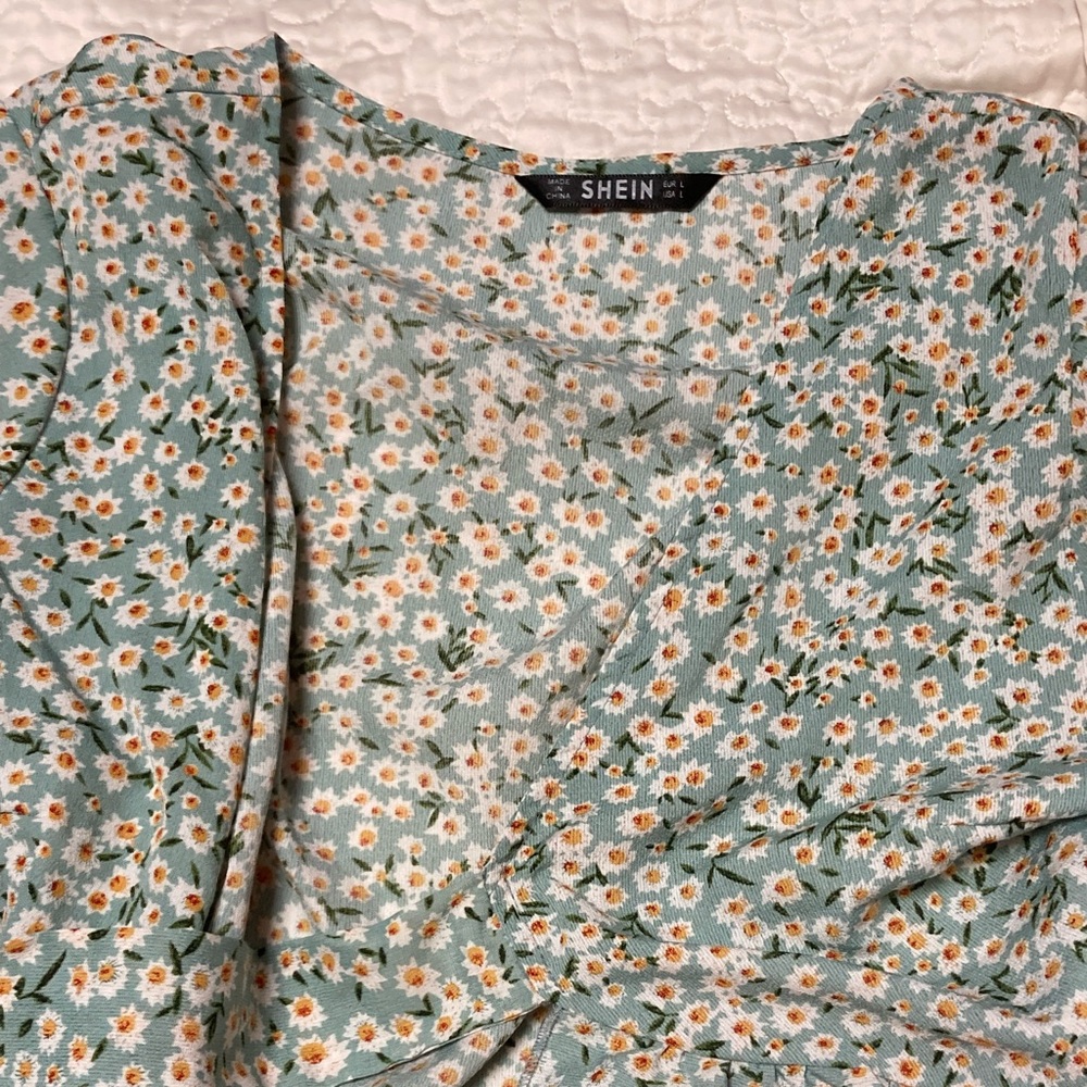 Shein floral and red like flower petal prints come with 2